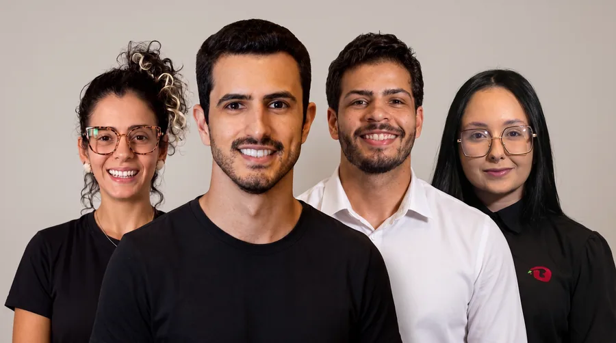Diogo Brito com a equipe do consultório