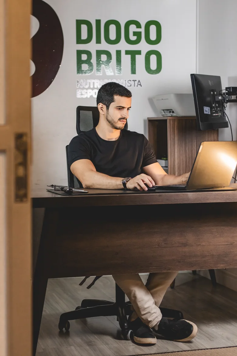 Diogo Brito atendendo online no computador